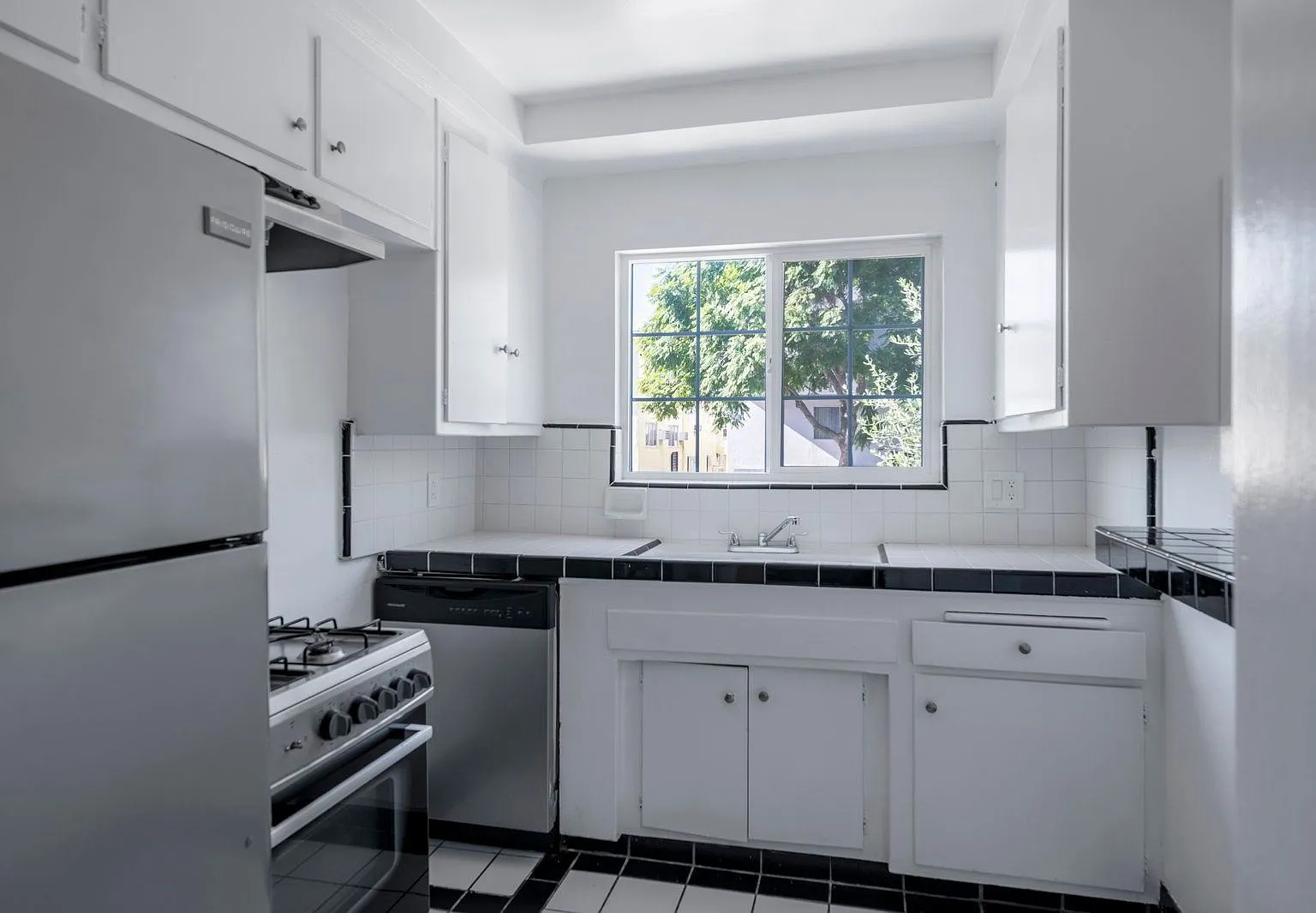 2 bed, 2.0 bath, 1000 sqft, $2,795 — Photo 2