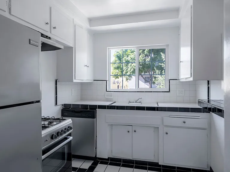 1008 N Stanley Ave #1A — Photo 2