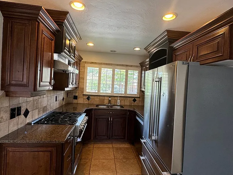 1933 E Bryan Ave — Photo 3