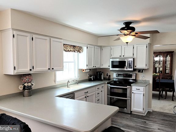 5th image of 901 Waterlilly Ln