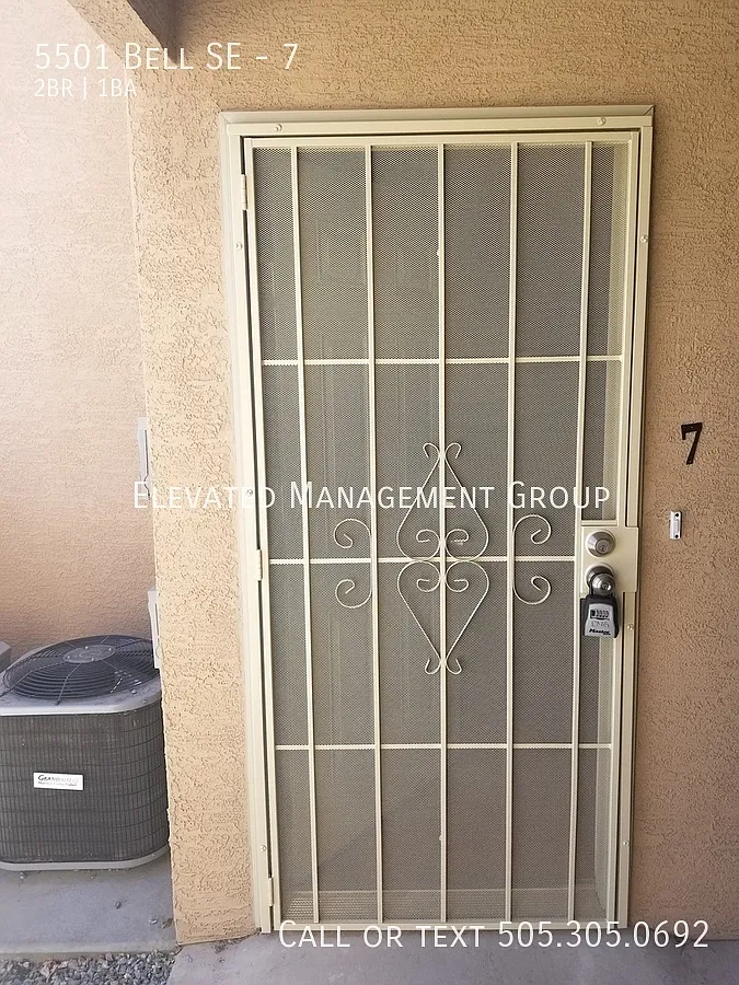 Move in NOW! No Carpet 2Bd/1Bath Refrigerated Air! Down Stairs Unit — Photo 4