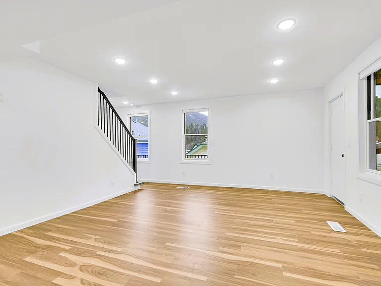 325 14th Ave — Photo 12