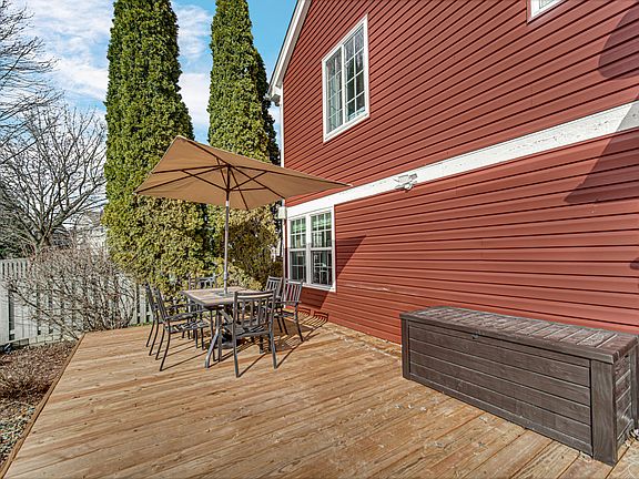 3rd image of 1043 N Lancaster Cir