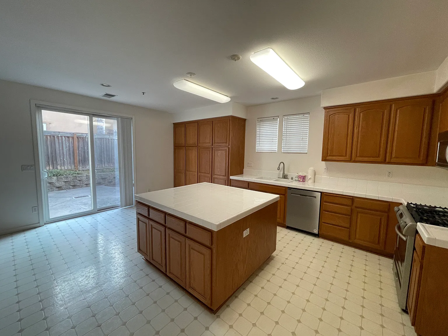 3 bed, 2.5 bath, 2654 sqft, $4,450 — Photo 4