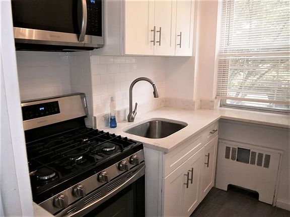 5th image of 60 Knolls Cres APT 1F