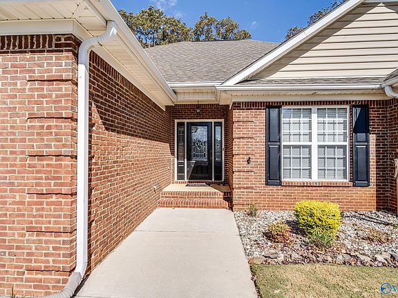 3rd image of 121 Castlehill Dr