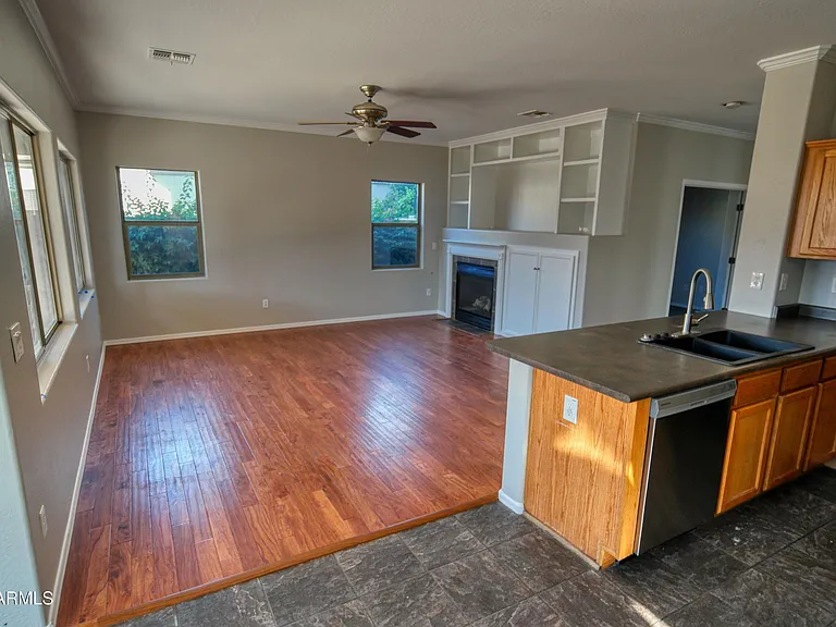 3726 E Oxford Ln — Photo 2