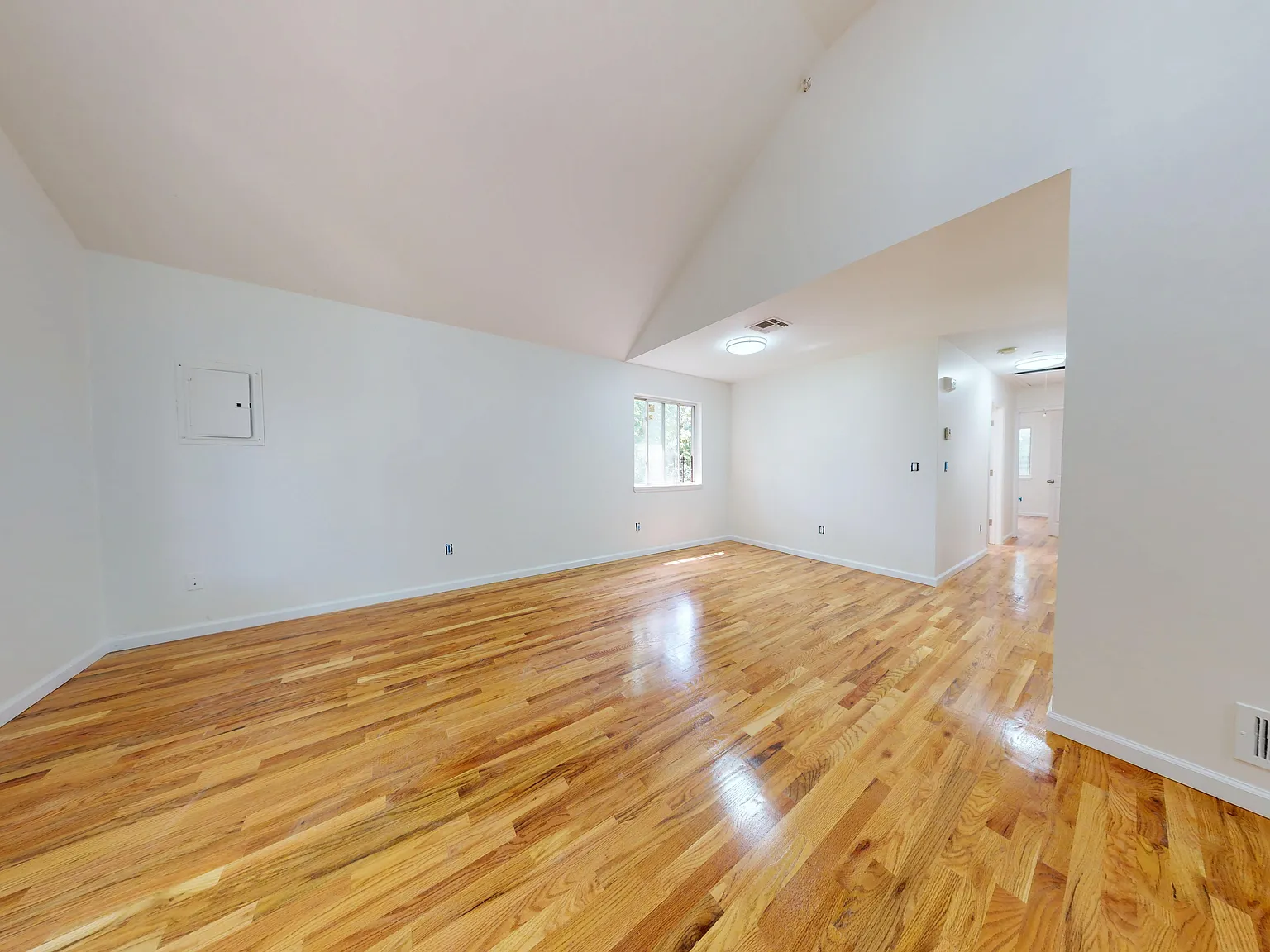 3 bed, 1126 sqft, $3,650 — Photo 3