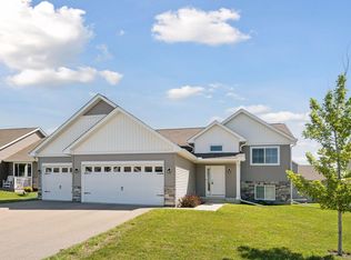 959 Prestwick Dr, Belle Plaine, MN 56011