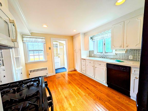 Kitchen with Dishwasher, Oven, Microwave