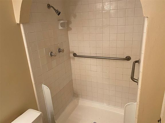 3rd image of 4943 Gretna Green Dr