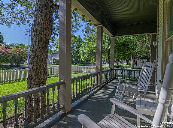 3rd image of 504 N Milam St