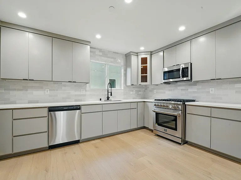 8234 Blackburn Ave #1/2 — Photo 17