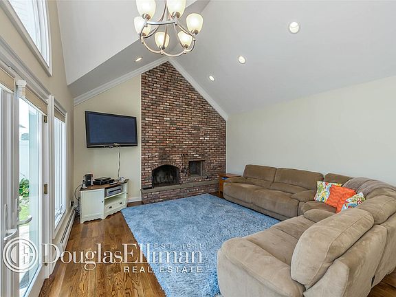 3rd image of 194 Bayside Dr