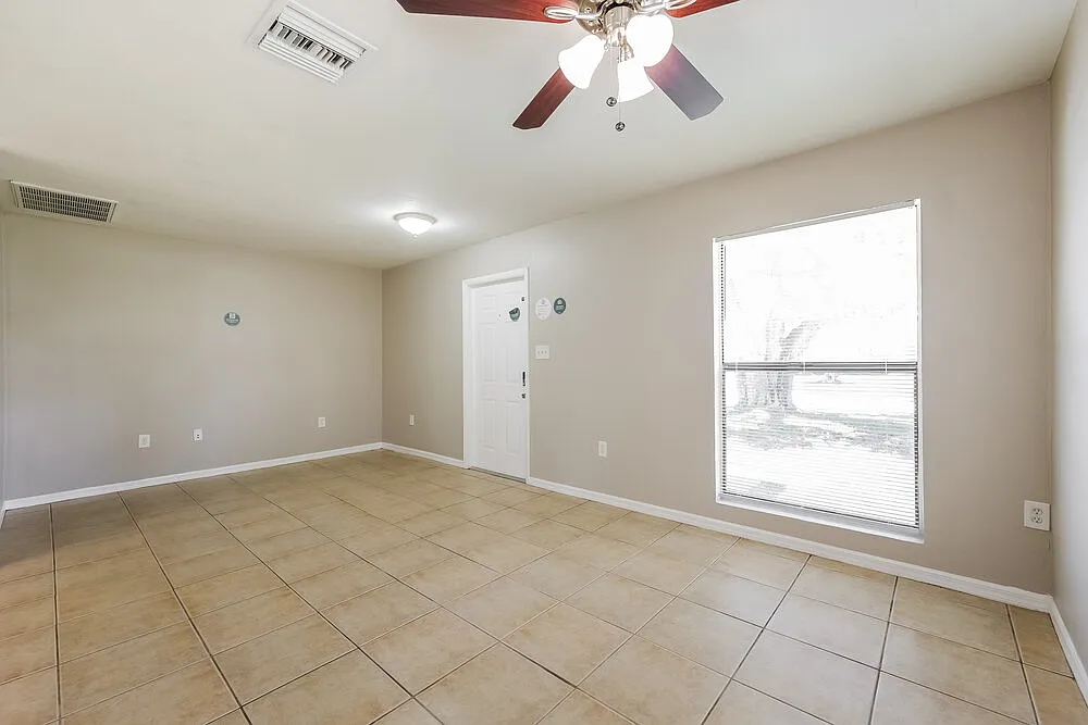 4 bed, 2.0 bath, 1432 sqft, $3,030 — Photo 4