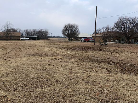3rd image of 709 Arapaho Dr