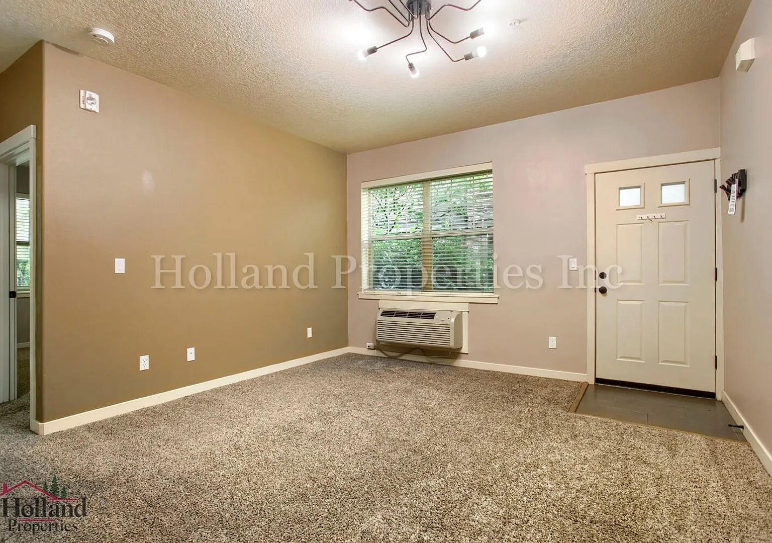Charming Condo Living in the Heart of Beaverton! — Photo 3