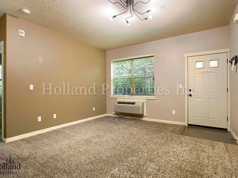 670 NE Roydon Ln — Photo 3