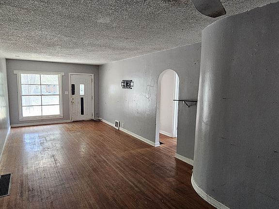 3rd image of 655 S Quentin St
