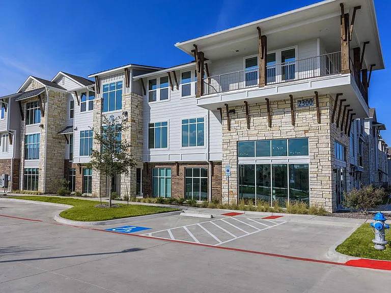 Luxia Rockwall Downes — Photo 30