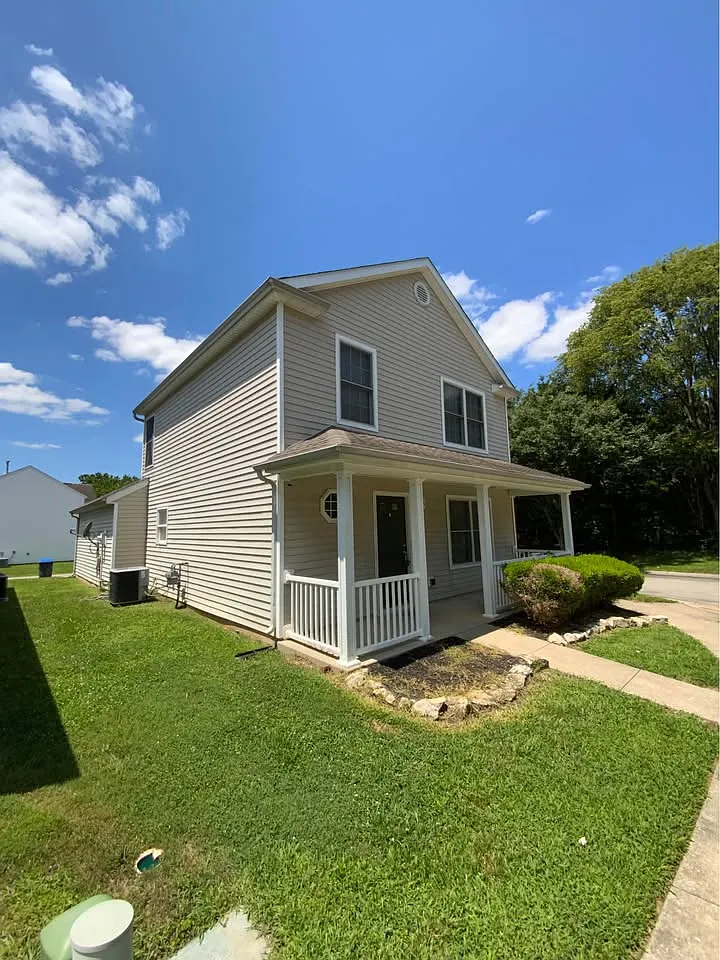 3 bed, 1.5 bath, 1200 sqft, $1,750 — Photo 1
