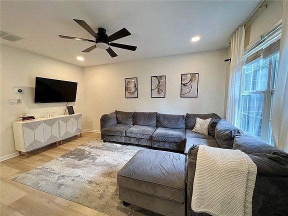 3rd image of 6729 Gallant Ct SE