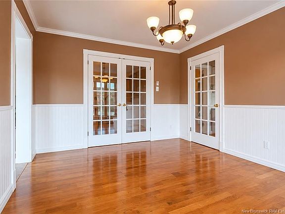 4th image of 18 Hillview St