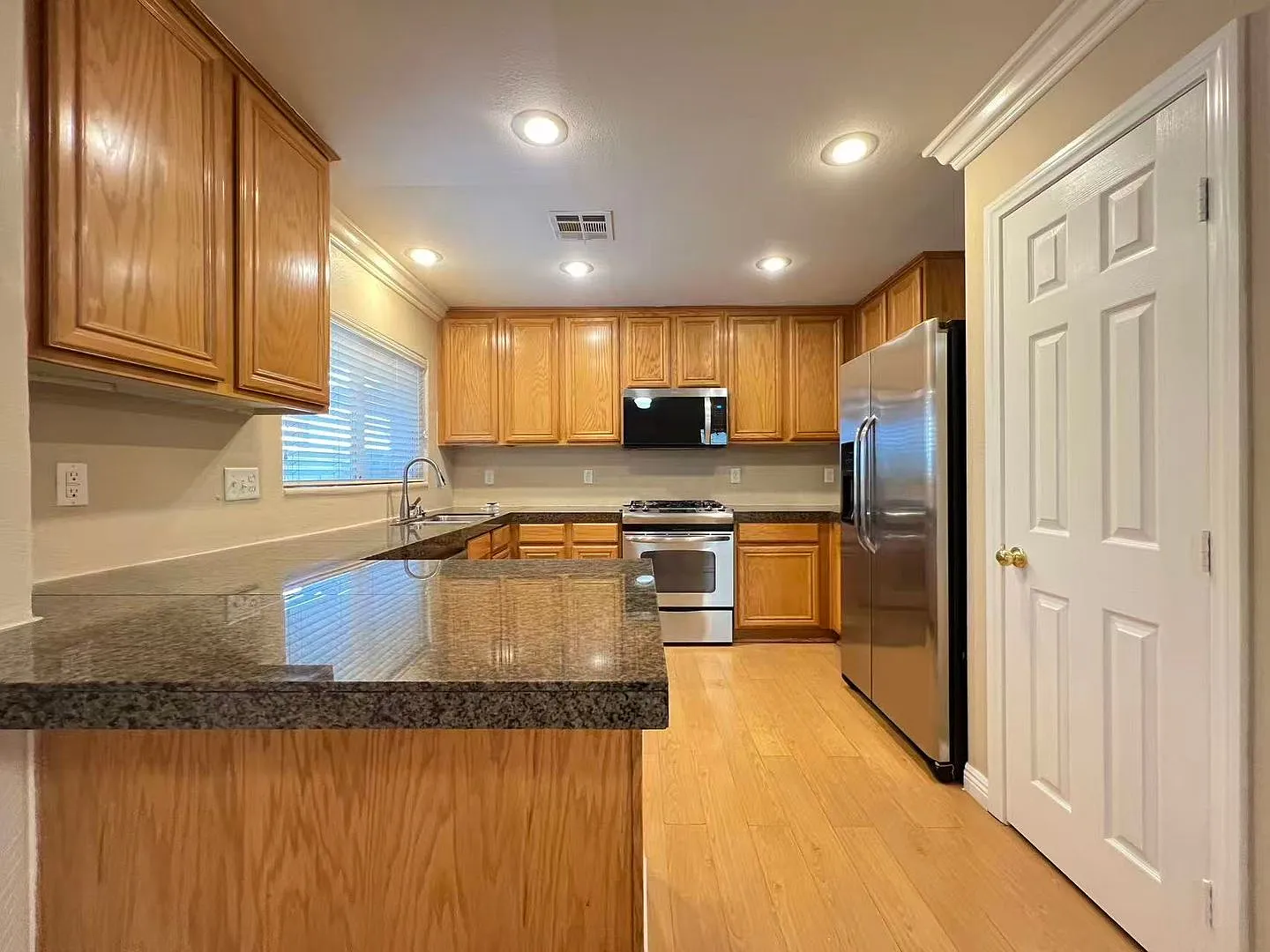 Beautiful 2-story single-family — Photo 3