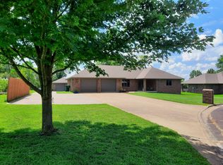 1303 N Stonegate Dr, Mountain Grove, MO 65711