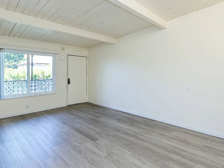 740 27th St — Photo 3
