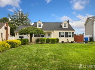 8 Canterbury Ln, Colonia, NJ