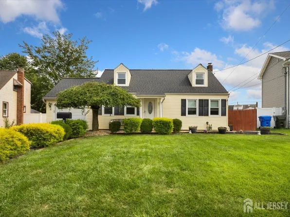8 Canterbury Ln, Colonia, NJ 07067