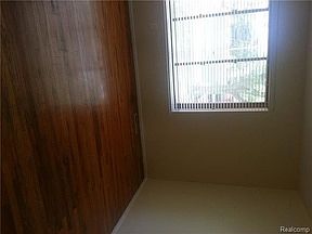 3rd image of 32639 Hawthorne Dr