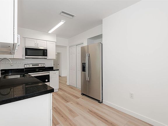 5th image of 11371 NW 35th St