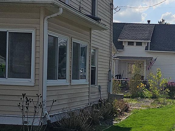 3rd image of 385 Woods Ave #1
