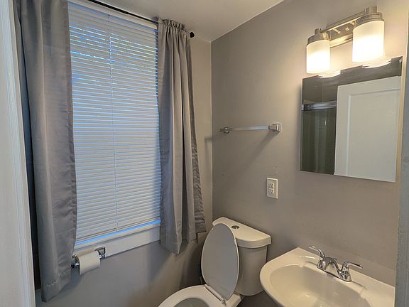 5th image of 401 1/2 Locust Ave #B