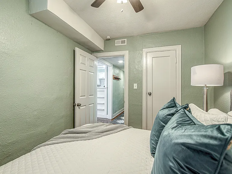 720 & 722 W 37th St — Photo 12