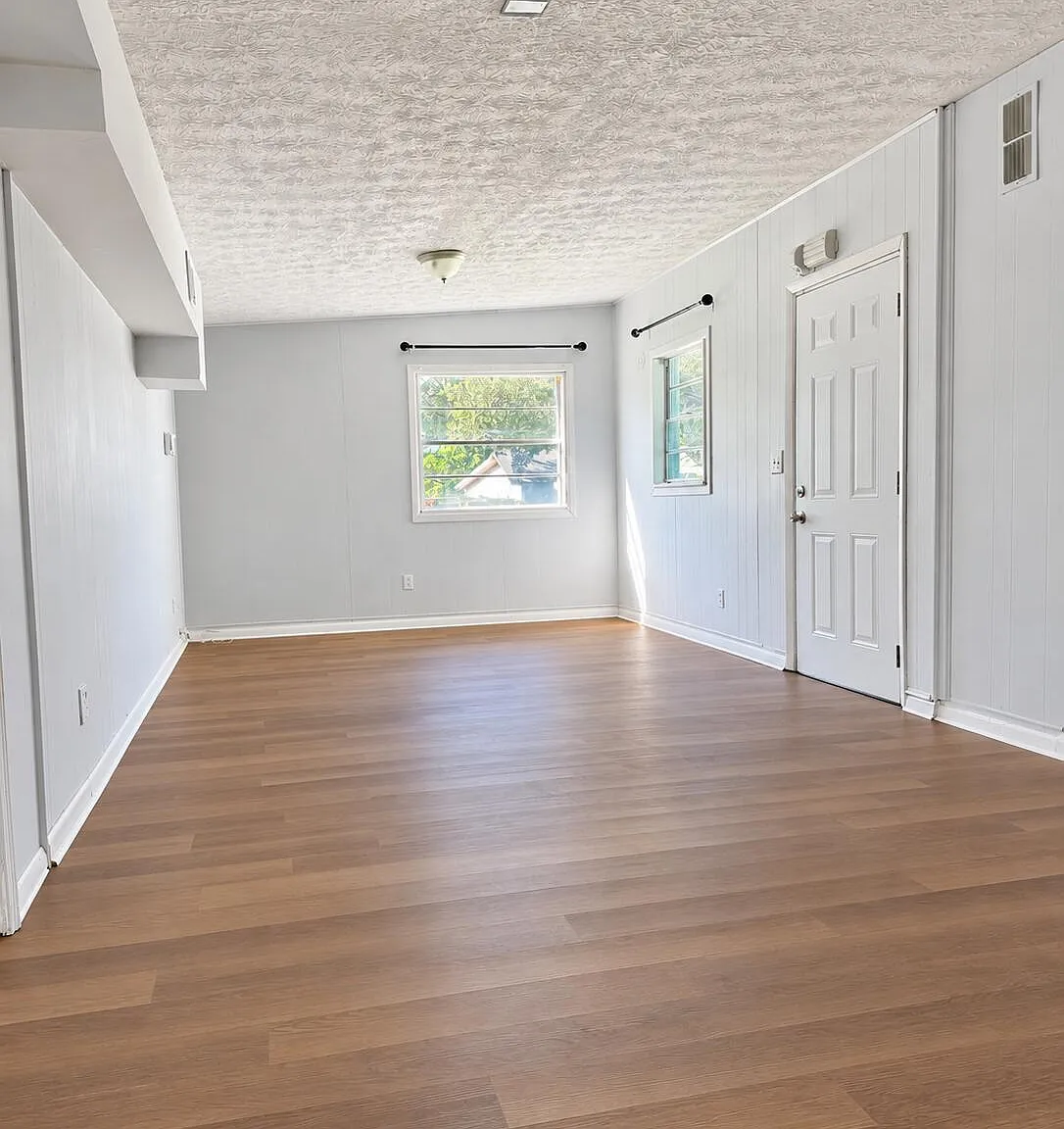 4 bed, 2.0 bath, 1260 sqft, $1,600 — Photo 3