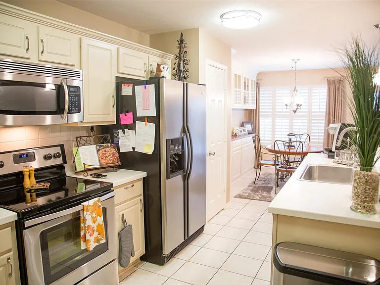31 N Walden Elms Cir — Photo 8