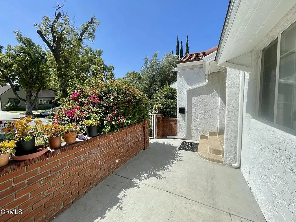 2 bed, 2.0 bath, 1200 sqft, $3,990 — Photo 3