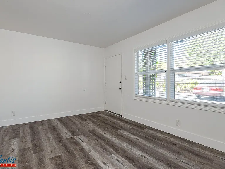 589 N 3rd St #4 — Photo 2