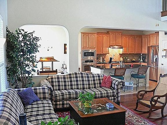 4th image of 1580 Plum Valley Dr