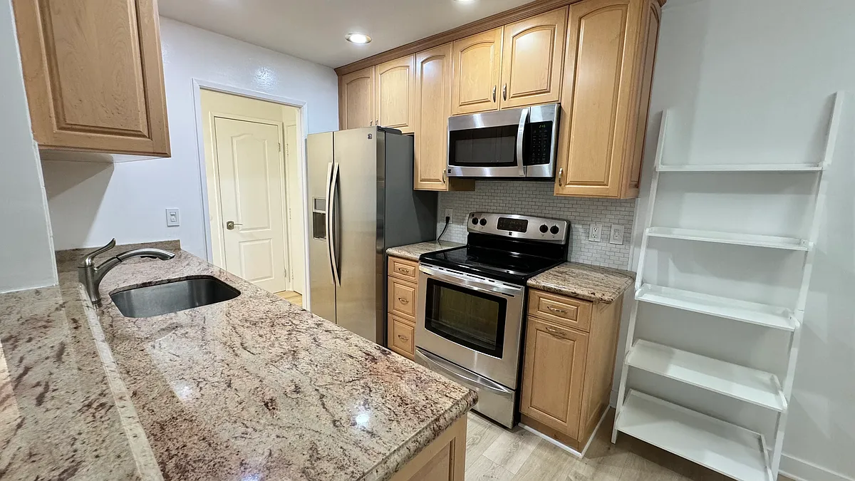 Building Photo - 8530 Holloway Dr #102