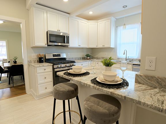 4th image of 224 Langley Ave