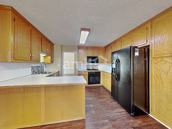 3rd image of 402 Erica Ct