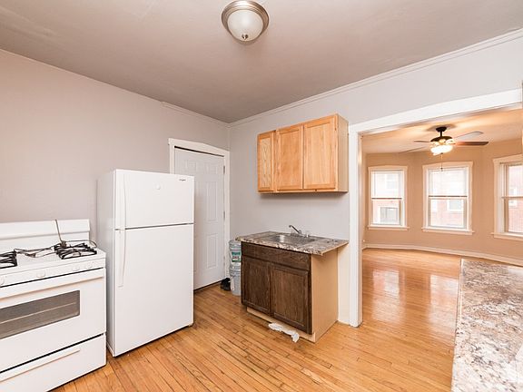 5th image of 4025 W Melrose St APT 3e