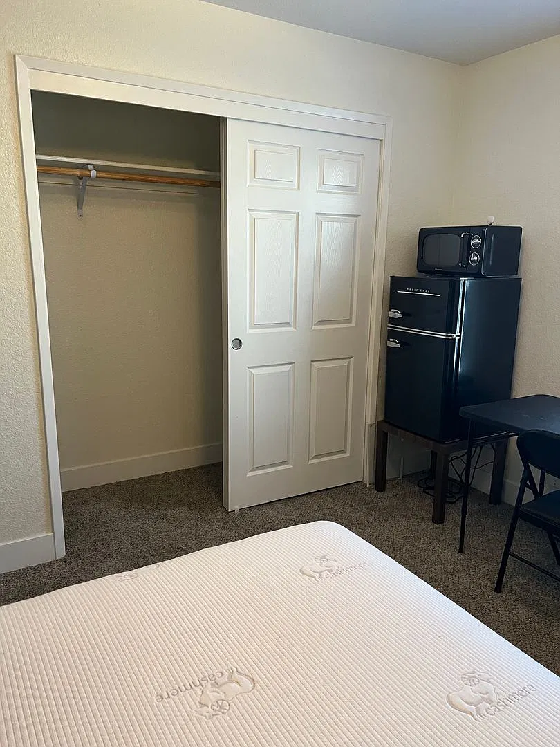 Furnished Room available in updated home - Los Banos, CA — Photo 3