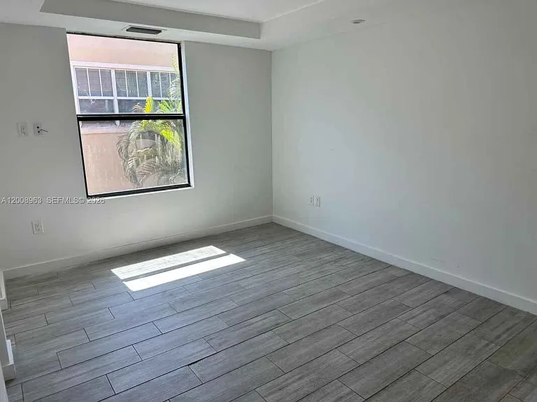 722 NE 15th Ave — Photo 15