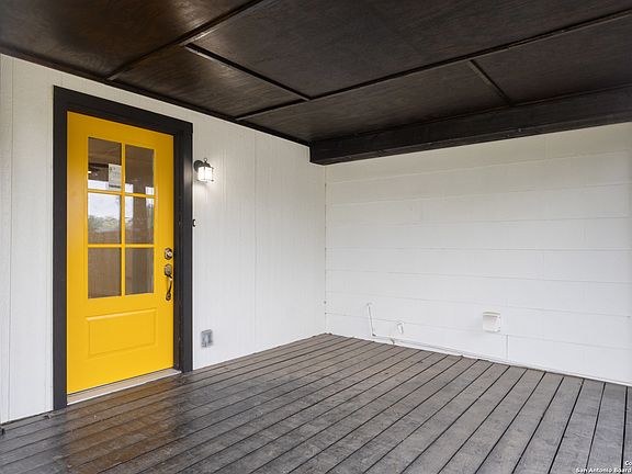 2nd image of 502 E Palfrey