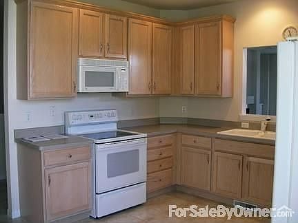 Kitchen : Oven and microwave remain with the condo.